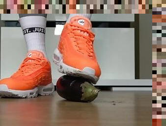 Air Max 95 crushing vegetables