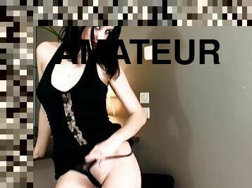 petite brunette se fait enculer et prend le foutre dans sa bouche