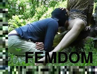 mamelons, public, chatte-pussy, bdsm, cocu, maîtresse, humiliation, parc, femme-dominatrice