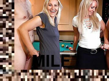 Wettficken mit zwei blonden MILFs! Vierer mit saftigen Creampies in beide Fotzen