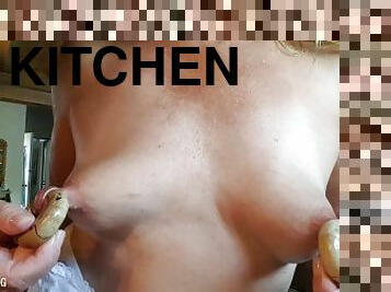 tetas-grandes, monstruo, pezones, cocina, con-piercings, fetichista, exhibicionismo