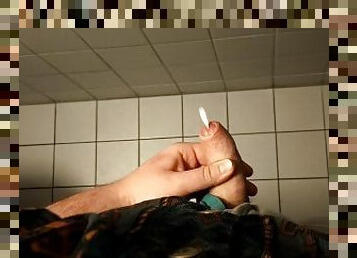 masturbation, public, amateur, ejaculation-sur-le-corps, énorme-bite, ados, toilette, attrapée, bite