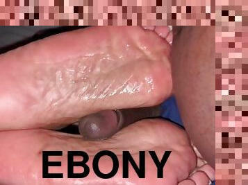 amateur, ejaculation-sur-le-corps, ébène, black, pieds, point-de-vue, branlette-avec-les-pieds