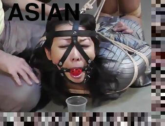 asiatique, secrétaire, bdsm, ligotée, fétiche, bâillonnement, bondage, brunette, talons-hauts