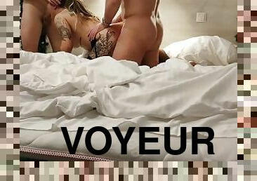 levrette, vieux, échangistes-et-libertins, ejaculation-sur-le-corps, ados, maison, cam, couple, voyeur, trio