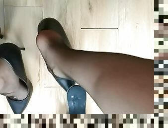 BOSS INVITED A SLENDER MAID TO OFFICE WITHOUT UNDERWEAR IN BLACK PANTYHOSE CONDOMS