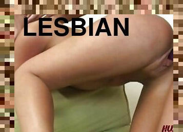 gros-nichons, levrette, orgasme, chatte-pussy, gode-ceinture, fellation, lesbienne, ados, doigtage, première-fois