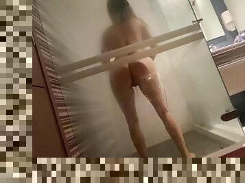 Linda rubia mueve su culo y se baña con agua caliente