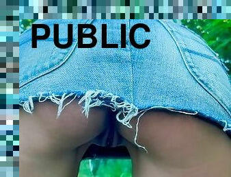 Risky Public : mommy walks in the park without panties