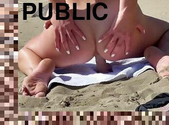 Verrücktes Deutsches Camgirl besorgt es sich Public mit einem Dildo