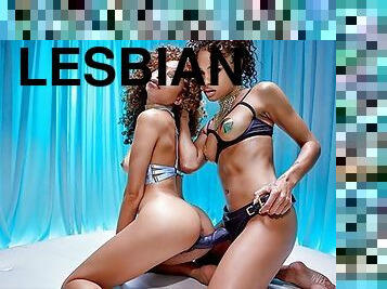 peluda, coño-pussy, negra-ebony, lesbiana, juguete, estrella-del-porno, con-los-dedos, medias, consolador, pequeñita