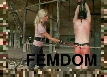 en-plein-air, énorme-bite, allemand, bdsm, blonde, fétiche, femme-dominatrice, fessée