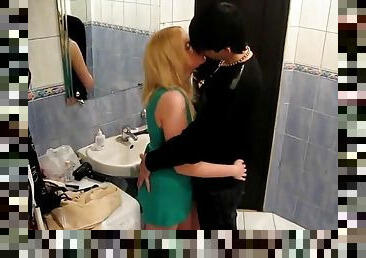 Bathroom sex with a horny blonde teen in homemade clip