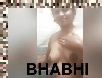Today Exclusive- Sexy Bhabhi Showing Her Bathing To Lover On Video Call