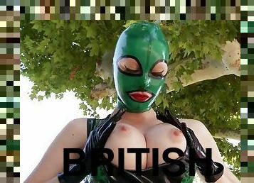 gros-nichons, en-plein-air, bdsm, doigtage, britannique, latex, solo, rasé, brunette, talons-hauts