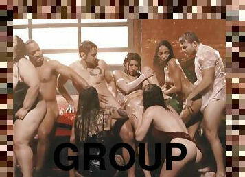 teta-grande, orgia, na-rua, pénis-grande, interracial, garganta-funda, sexo-em-grupo, loira, morena, tatuagem