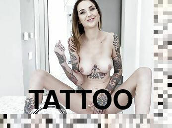 jouet, solo, brunette, tatouage