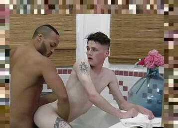 Footmodel IR twink ass fucked by top of BBC in tub