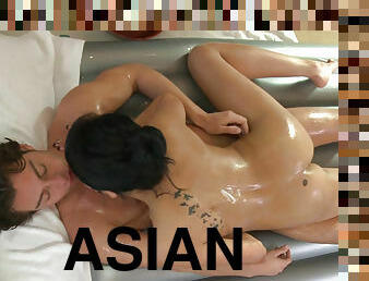 asiatisk, bad, avsugning, cumshot, avrunkning, massage, kyssar, fantasi, tight, dusch