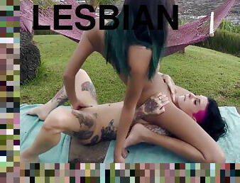 Janice Griffith & Joanna Angel eating & scissoring pussies on a tropical beach