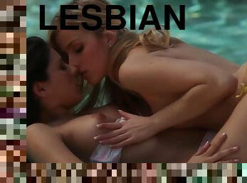 al-aire-libre, babes, lesbiana, rubia, natural, piscina, pequeñita, morena, tetitas