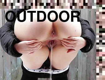 Babe with round Ass pee Outdoor