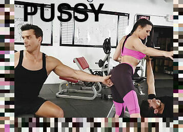 Workout gets Rachel Starr all horny so she spreads her legs for a muscle guy