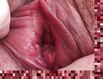 Throbbing pussy gaping and pissing. Nice pussy pissing. Close up