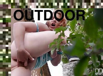 Hot buxom mommy Lola Fauve masturbates outdoor