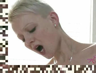 Short-haired amateur minx porn video