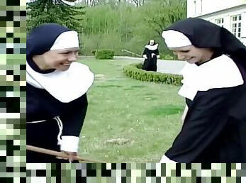 Notgeile Nonne vom Handwerker entjungfert