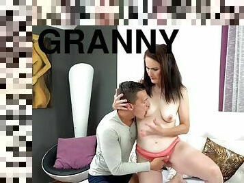 gros-nichons, granny, milf, hardcore, couple, baisers, jeune-18, gros-seins, bout-a-bout, petit-ami