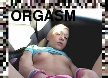 masturbation, orgasme, chatte-pussy, amateur, ados, doigtage, voiture, blonde