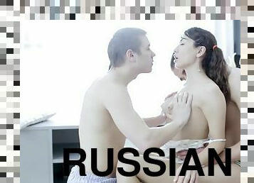 russe, ejaculation-sur-le-corps, trio, sur-le-visage, brunette