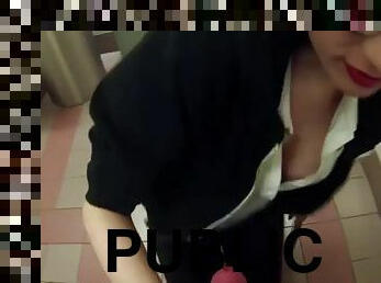 Public cum walk at the mall