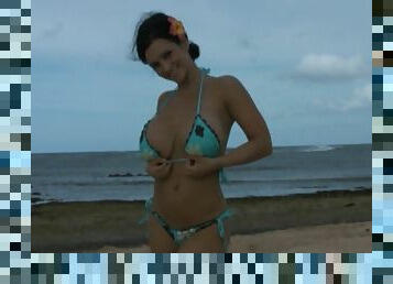 duże-cycki, plaża, bikini