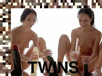 Julietta & magdalena twins dildo experiment