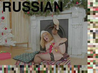 Russian MILF Krayana Chias solo masturbation on the floor