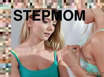 Dyke stepmom pussylicked by gorgeous teen