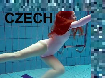 Redhead simonna shows her body underwater