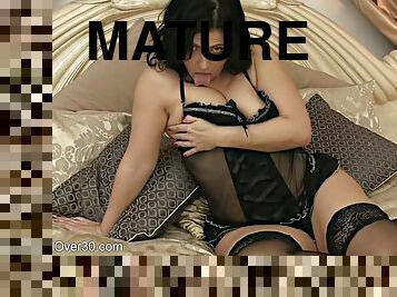 masturbation, chatte-pussy, milf, maman, doigtage, lingerie, brunette, taquinerie