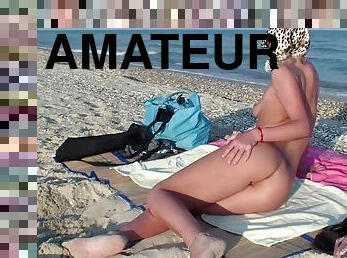 Amateur oral and high energy fuck pussy sex on the beach