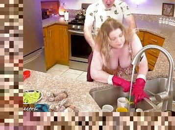 Free use MILF stepmom fucked in the kitchen while washing dishes