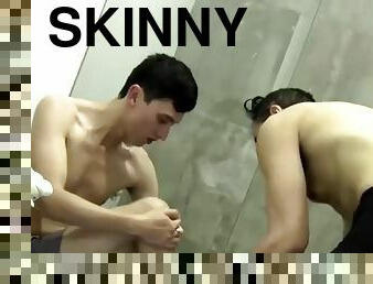 Skinny twinks Panda and Matt blow cock while in the shower