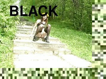 en-plein-air, pisser, chatte-pussy, black, jupe-en-l’air, bas, rasé, magnifique, brunette, talons-hauts