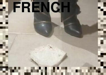 French Perverse mche, crache et crase le sandwich de son soumis.