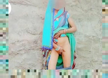 Desi bhabhi ne saree show karke dikhaya palambar valo ko aur unse chudai bhi karaya ghar me jake