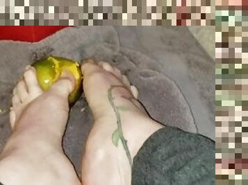 Long toenails mango scratching
