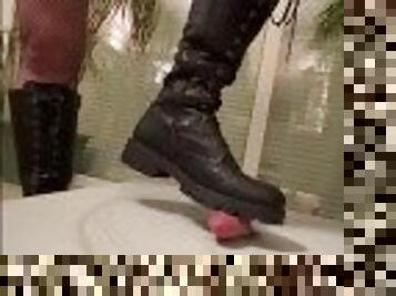 French Perverse teste ses nouvelles bottes militaires et donne  boire  son soumis puis POV