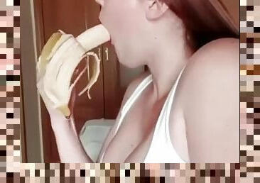 Girls likes bananas